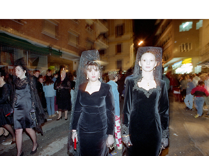 Semana Santa, Malaga/Spanien: Frauen in traditioneller Tracht