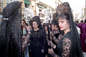 Semana Santa, Malaga/Spanien: Frauen in traditioneller Tracht